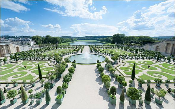 Chateau de Versailles, design laid on the main axis [6]
