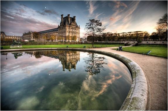 Jardin des Tuileries, a moat surrounded by the gardens.[10]